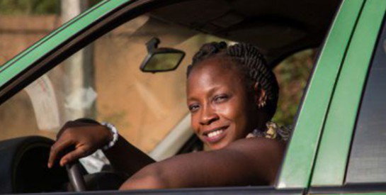 Biba, l`unique femme taxi qui sillonne les rues de Ouagadougou