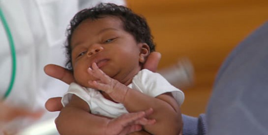 Un nouveau-né survit après avoir été enterré 7 heures