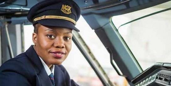 Admira Antonio, 29 ans, devient la première femme pilote de ligne de l`histoire du Mozambique