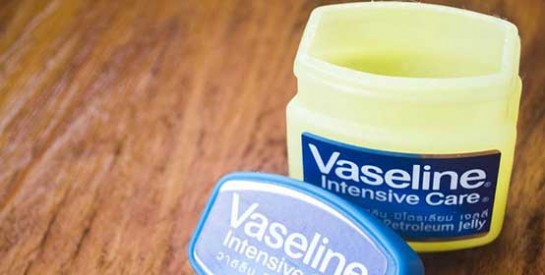 La vaseline pour augmenter la taille des seins