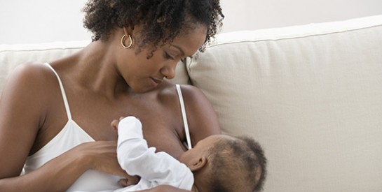 Kenya : une femme demande de l`argent pour allaiter son propre bébé