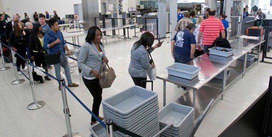 Aéroports : les bacs en plastique, de véritables vecteurs de maladies respiratoires