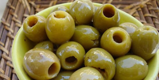 2 astuces incroyables pour dénoyauter des olives facilement