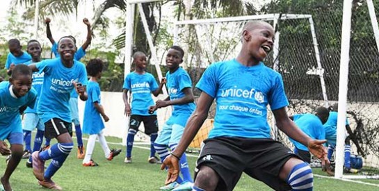 Journée mondiale de l’enfance : les enfants prennent les commandes et le monde devient bleu, pour chaque enfant