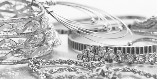 Vos bijoux en argent ont noirci? Voici comment leur redonner de l’éclat