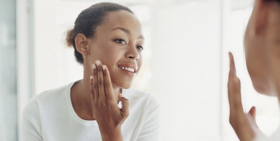 Comment camoufler un bouton facilement avec du maquillage?