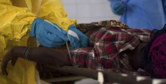Ebola: peut-on donner le sérum expérimental à tous les malades ?