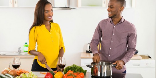 Couple: les femmes préfèrent les hommes tendres qui cuisinent