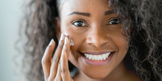 Exfoliant à base de miel et d`aspirine: un soin bénéfique pour tous les types de peau