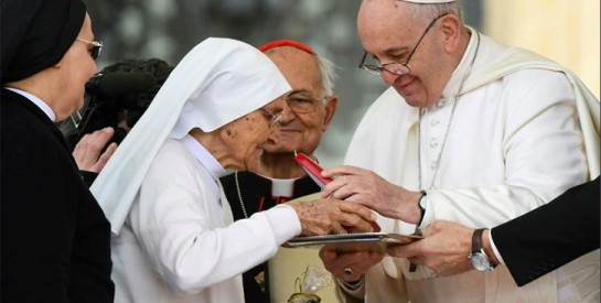 Hommage du pape à une religieuse de 85 ans sage-femme missionnaire en Afrique