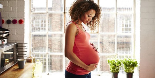 Elle se réveille avec un ventre de femme enceinte, et accouche 45 minutes après