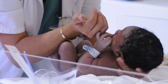 Un bébé a été retrouvé dans les gravas, 3 jours après y avoir été abandonné…