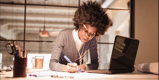 Travailler plus de dix heures par jour de façon prolongée augmente le risque d`AVC