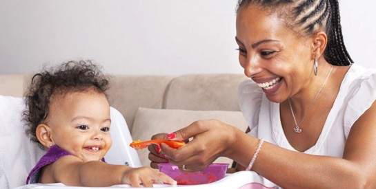 Trop de sucres dans la nourriture pour bébé, prévient l`OMS