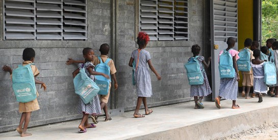 Côte d’Ivoire : l’UNICEF pose la première pierre  d’une usine de briques en plastique recyclé, unique en son genre en Afrique