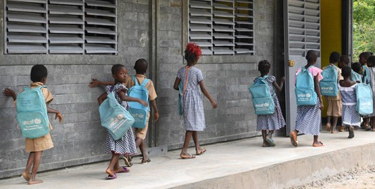 Côte d’Ivoire : l’UNICEF pose la première pierre d’une usine de briques en plastique recyclé, unique en son genre en Afrique