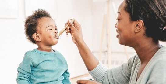 « Ma fille de 2 ans refuse de manger des aliments solides »: que faire dans un tel cas?