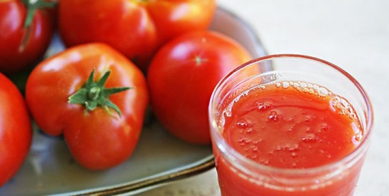 Comment atténuer les taches sur le visage avec de la tomate?