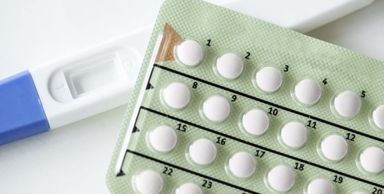 Tomber enceinte avec la pilule : symptômes, risques