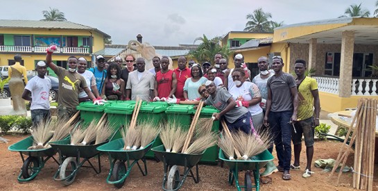 Journée mondiale du nettoyage: le Rotary Club se mobilise sur la plage de Grand-Bassam