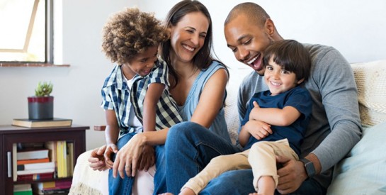 Une mère et ses enfants, qui n'ont pas la même couleur de peau, forcés à déménager