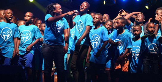 Journée mondiale de l’enfance, les enfants prennent les commandes et le monde passe au bleu