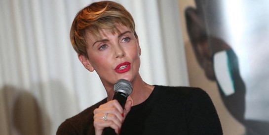 Le mannequin sud-africain, Charlize Theron, évoque cette nuit où sa mère a tué son père alcoolique