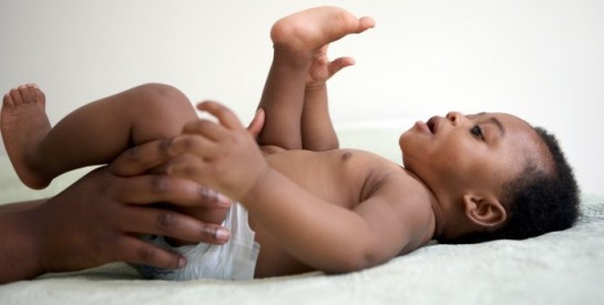 Lingettes pour bébé : certaines sont déconseillées aux enfants de moins de 3 ans