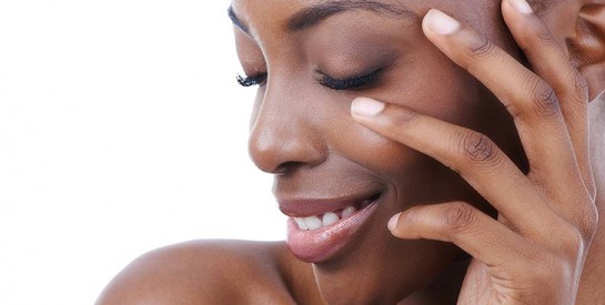 Comment camoufler les boutons, l`acné avec du maquillage