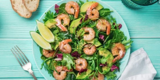 Faites-vous du bien avec cette salade detox aux crevettes