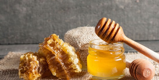 Masque miel et argile pour lutter contre l`acné