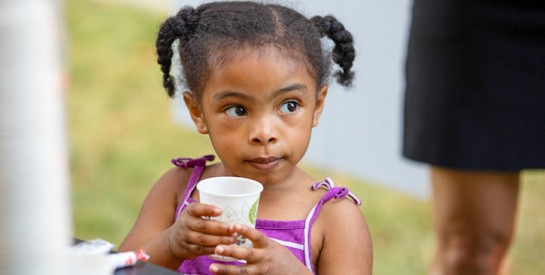 Boire du lait entier protégerait les enfants de l`obésité et du surpoids
