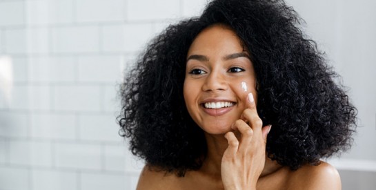 Masque et exfoliant contre l`acné, les boutons et les cellules mortes