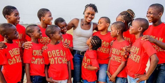 Au Nigeria, une jeune femme fait danser et chanter des enfants des rues et les rend célèbres dans le monde entier