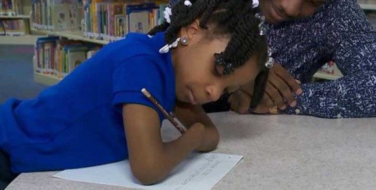 Née sans mains, une fille de 7 ans, remporte le concours national d’écriture!