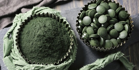 La  spiruline, une arme sécrète contre la chute des cheveux et les pellicules