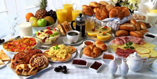 Pourquoi un petit-déjeuner copieux est meilleur pour la santé qu`un dîner copieux