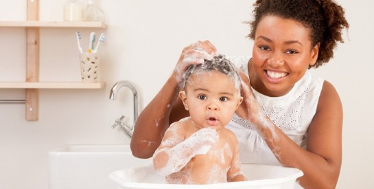 Comment prendre soin des cheveux de bébé sans lui faire mal