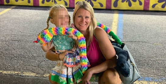 Une femme docteur qui se bat contre le Covid-19, perd la garde de sa fille de 4 ans