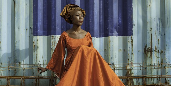 La chanteuse Rokia Traoré prend la fuite au Mali en dépit d'une interdiction de quitter la France