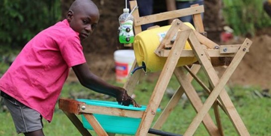 Covid-19 : un jeune Kenyan récompensé pour l'invention d'une station de lavage des mains