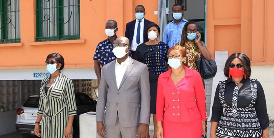 Solidarité COVID-19 : les acteurs de la mode ivoirienne offrent 1000 masques aux journalistes de Côte d’Ivoire