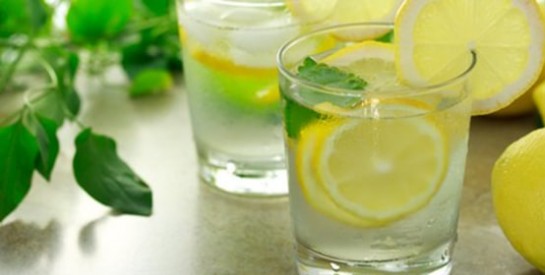 10 avantages à boire de l’eau tiède citronnée chaque matin