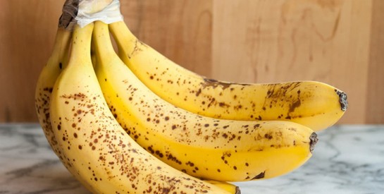 Ces petits fils ennuyeux sur les bananes réduisent vos chances d’avoir le cancer