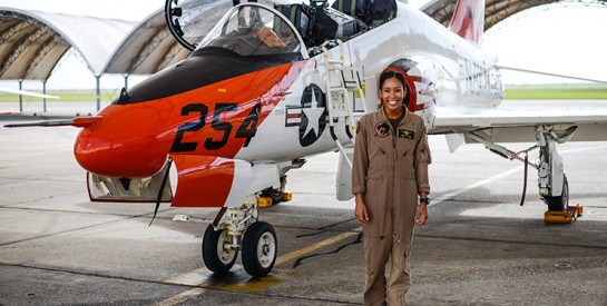 Etats-Unis : Madeline Swegle devient la première femme noire pilote de chasse au sein de la Navy