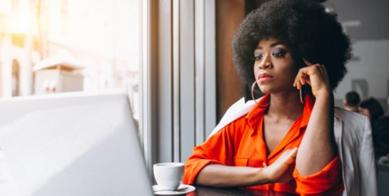 Les cheveux crépus des femmes noires seraient un frein à leur embauche