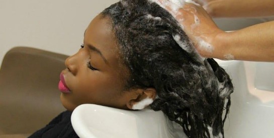 Quels soins pour les cheveux après un défrisage ?