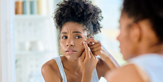L’acné et le maquillage couvrant ne font pas bon ménage