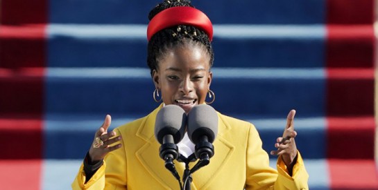 Amanda Gorman, jeune poétesse afro-américaine, a fait sensation à l’investiture de Joe Biden