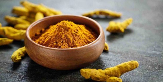 Pellicules et perte de cheveux: quelle solution avec le curcuma ?